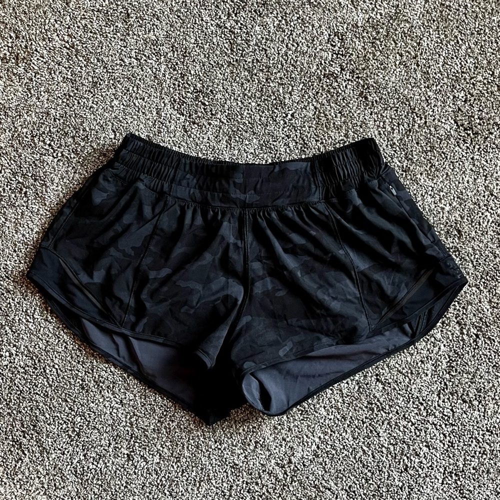 Lululemon Hotty Hot LR short 2.5” black Camo size 8